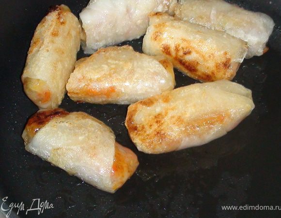 Обжарить пирожки со всех сторон. Положить на бумажное полотенце (что бы удалить лишний жир).