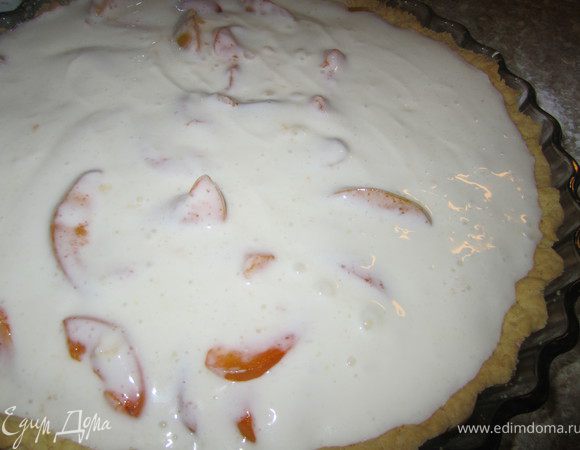 Полученным кремом залить абрикосы.