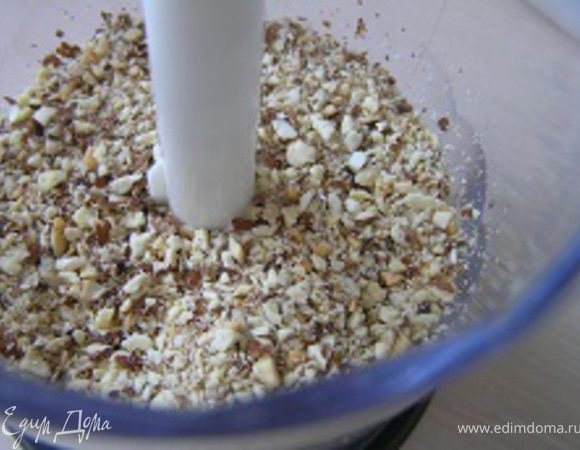 На том же масле обжарить миндаль, остудить и мелко порубить (у меня уже был готовый жареный миндаль и я измельчила его в блендере).