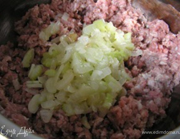 К фаршу добавлять следующие ингредиенты, перемешивая после каждого: обжаренные овощи,