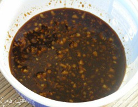 Приготовить соус. Смешать соевый соус, горчицу, измельченный чеснок и перчик чили.