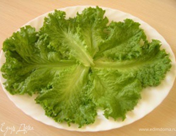 Перед подачей выложить "коверчик" из листьев салата.