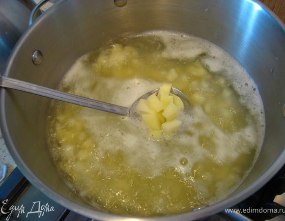 В кипящую, подсоленную воду выкладываем весь картофель. (Картошка основа похлебки, поэтому ее много)