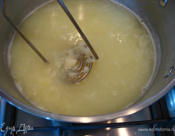 Через 10мин. разминаем картошку толкушкой. Не перестарайтесь, в похлебке должны оставаться кусочки.