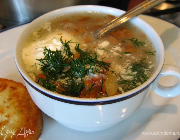 Грибная похлебка очень вкусна со сметаной и зеленью!
