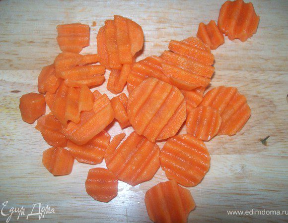 Сварите куриный бульон. Далее нарежте морковь и положите в бульон. я нарезала ее фигурным ножом.  морковь мы кладем перво йтак как она дольше всех овощей варится