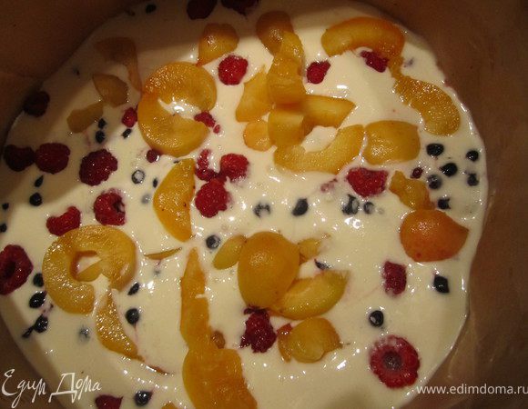 Бока разъемной формы закрыть пергаментом. 
В разъемную форму положить корж.
Залить суфле.
Выложить ягоды и фрукты.
У меня малина, черника и персик.