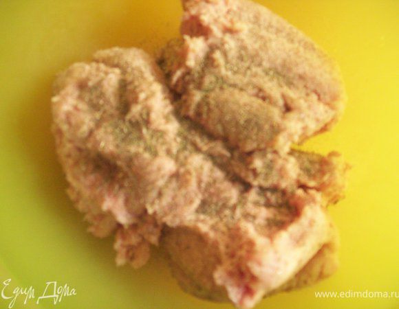 фарш посолить поперчить добавить сушеный чеснок и перемешать...