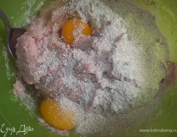 добавить 2 яйца и панировачные сухари (добавляйте если у вас фарш очень мягкий...кремоообразный)...и еще раз перемешайте