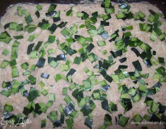 выкладываем равномерно фарш... мешко рубим кожецу цукини и посыпаем запеканку сферху... 