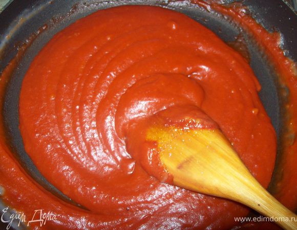 можно съесть и так , а можно сделать соус Соус делаем на небольшом огне и постоянно помешивая...соус я сделала оченб простой на подсолнечном масле обжарила 2 ст. л. муки до однородной массы и кремового цвета, далее я добавила куриный бульон (количество бульона зависит от того какой по консистенции вы хотите соус...я сделала густой.)...когда мука с бульоном стали однородной массой добавляем 2 ст. л. томатной пасты...размешиваем...солим, добавляем сахар...все...