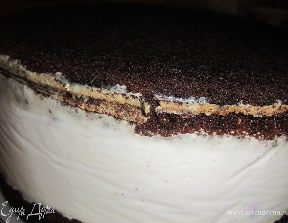 Достать разъемную форму из холодильника.
Снять бортики и пергаментную бумагу.
Перевернуть торт на блюдо.