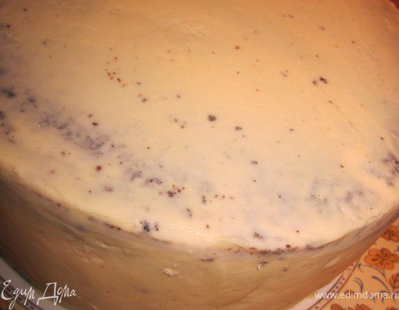 Торт ровнять лучше в два этапа, первый черновой, второй чистовой.) 