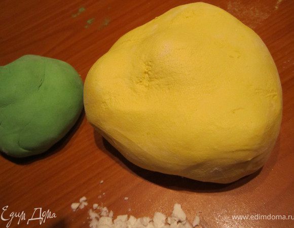 200 гр. маршмелоу растопить.
вымесить с сахарной пудрой (500- 600 гр.).
Отделить небольшую часть, подкрасить в зеленый цвет.
Оставшуюся часть покрасить в желтый.