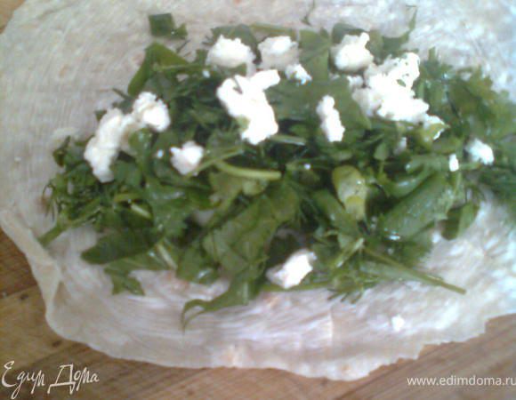 в начале зелень моем,сушим и режем,затем берём лаваш, смазываем его майонезом,выкладываем на неё горсть зелени,солим,немного добавляем сыра (нужно знать на сколько соленый сыр (я соль добавляла мало), потом его заворачиваем,мажем сверху майонезом и отправляем в духовку на 10 минут (пока не подрумяниться).
