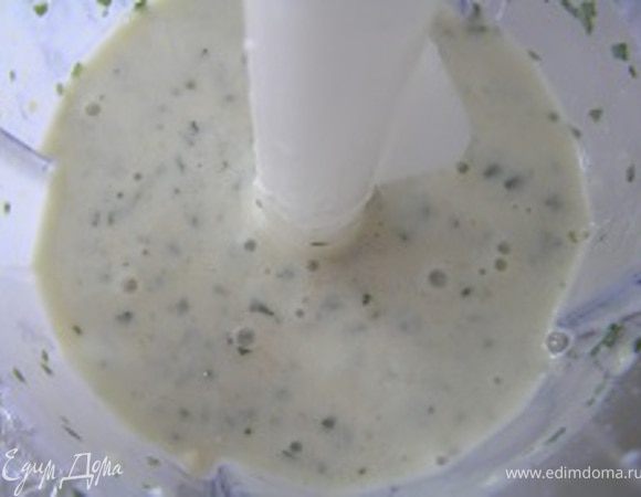 Все ингредиенты поместить в чашу блендера, взбивать до однородности, охладить. 