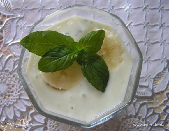 Разлить по бокалам, украсить кружочками банана и веточкой мяты.