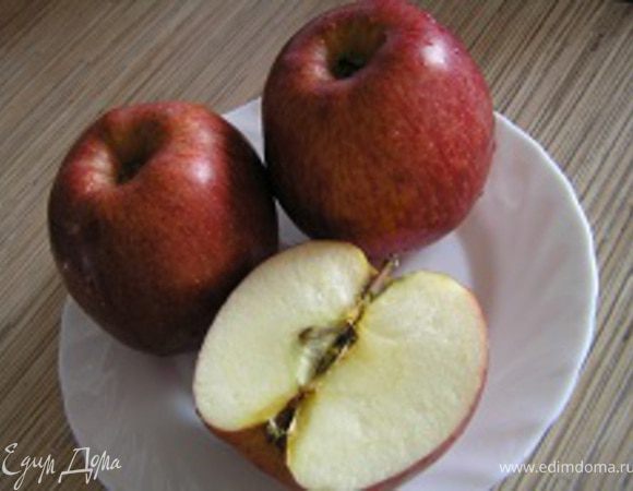 Яблоки очистить от кожуры, удалить сердцевину.