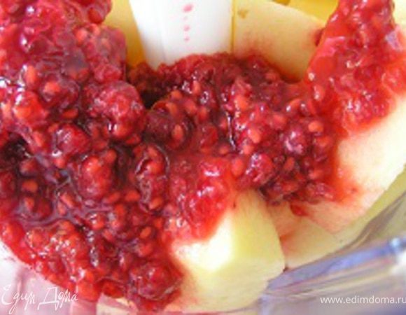 Яблоки посместить в чашу блендера, добавить малину (или малиновое пюре) и сахар. 