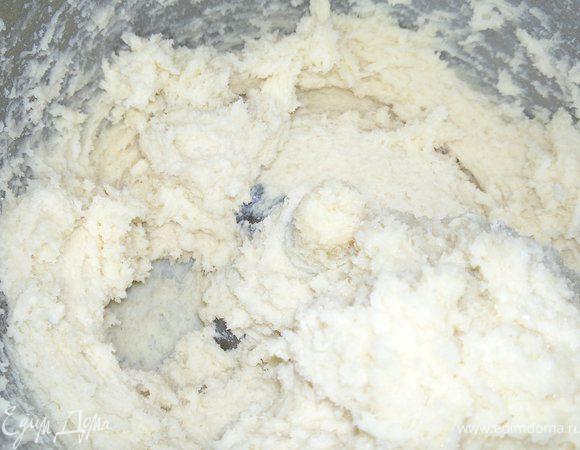 Смешать масло, муку, сахар,яйцо,разрыхлитель.