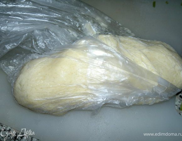 Убираем 1/2 часть теста в моризильную камеру минут на 30. Оставшееся тесто убираем в холодильник не надолго, чтобы не прилипало к рукам.
