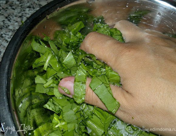 Присыпать его немного сахаром и немного помять рками.