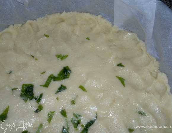 Тесто уложить в форму ( я сделала руками, если кому удобно скалкой думаю можно и ей)