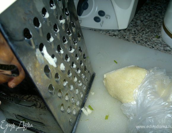 Достаем тесто из морозильной камеры и трем на крупной терке.