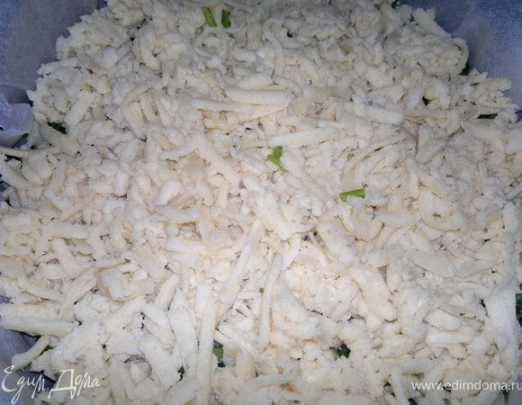 Выкладыем сверху. И ставим в духовой шкаф минут на 20-30 предварительно разогретый до 180-200 гр.