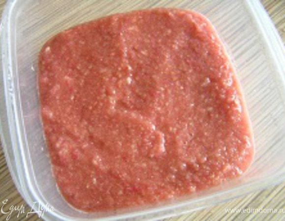 Полученную массу выложить в контейнер и поставить в морозилку.