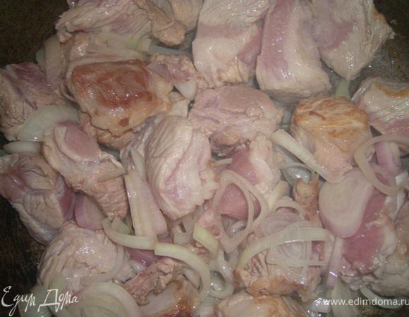 В казан вливаем немного растительного масла, раскаляем , кидаем свинину и лук, обжариваем  на сильном огне в течении 7-10мин.