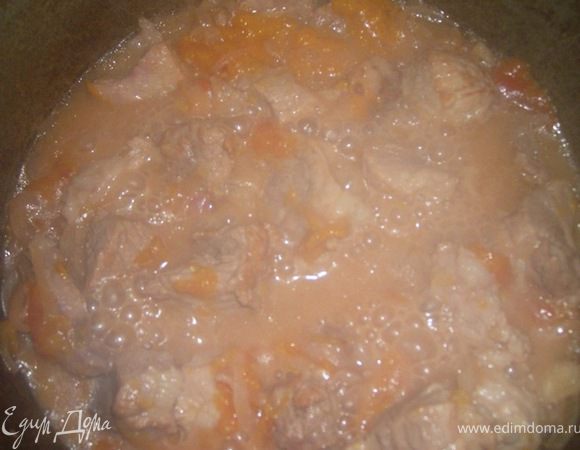 Отправляем к свинине и луку очищенные от кожуры и косточек сливы, закрываем крышкой , делаем минимальный огонь и забываем на 20 минут.