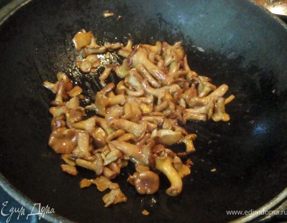 Обжарим на сковородке (я делала в Воке)сначала без масла, чтобы выпарилась вся жидкость из грибов. Затем добавим немного масла и подрумяним.