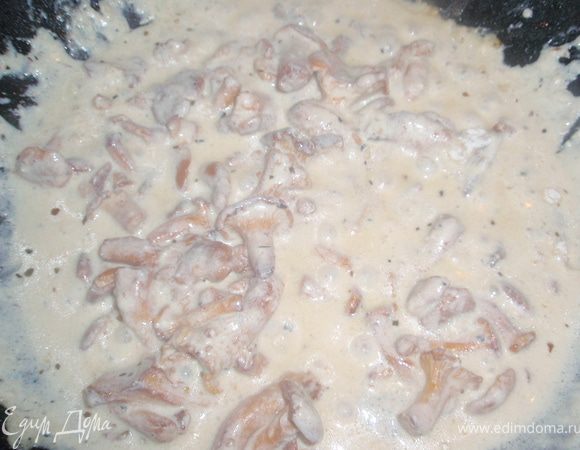 Теперь посолим, поперчим и добавим сухие травы. Добавим сметану, сливки и муку. И хорошенько помешаем. Томим под крышкой минут 10.