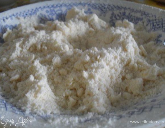 Из муки, сахара, соды и маргарина сделать крошку.