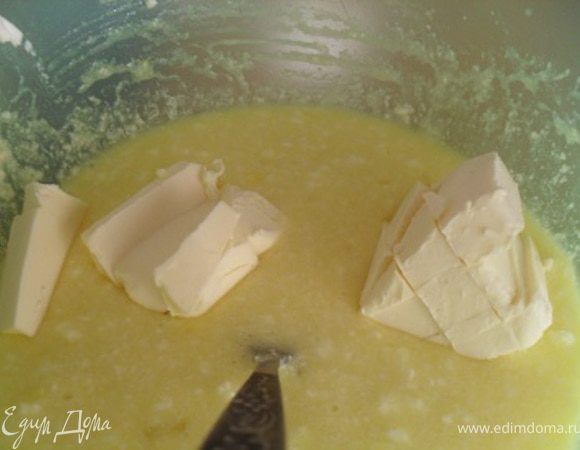 Творог смешать с сахаром, содой, солью и размягченным маргарином ,добавить яйца, взбить.