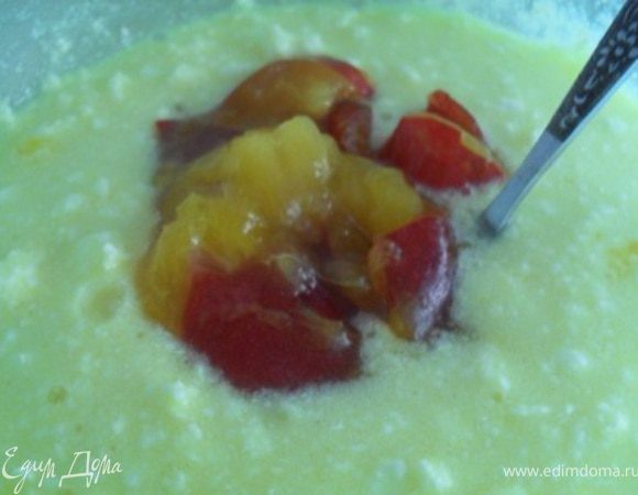 Сливы измельчить в блендере, добавить в творожную массу.Хорошо перемешать.