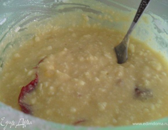 В творожную массу добавить муку, перемешать до однородности.