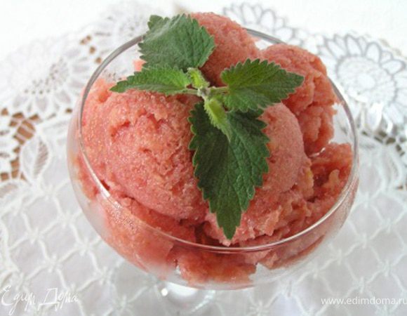 Готовый десерт разложить по креманкам в виде шариков, украсить веточкой лимонной мяты.