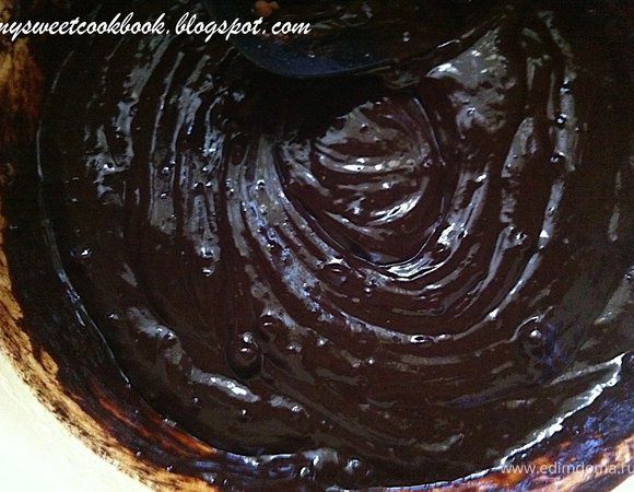 все аккуратно перемешиваем, получается гладкая, блестящая масса