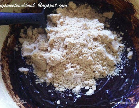 Когда шоколад растопится, добавить половину печенья