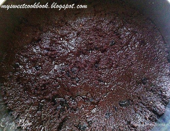 Изюм вымыть, просушить полотенцем. Добавить в массу, перемешать. Добавить остальное печенье. Выложить в любую форму (у меня круглая разборная для выпечки, d=26 см).