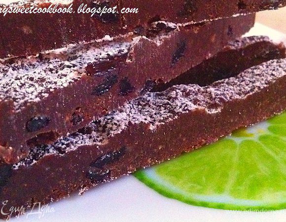 Но хранить нужно в холодильнике. 

А можно украсить сахарной пудрой или какао, по желанию