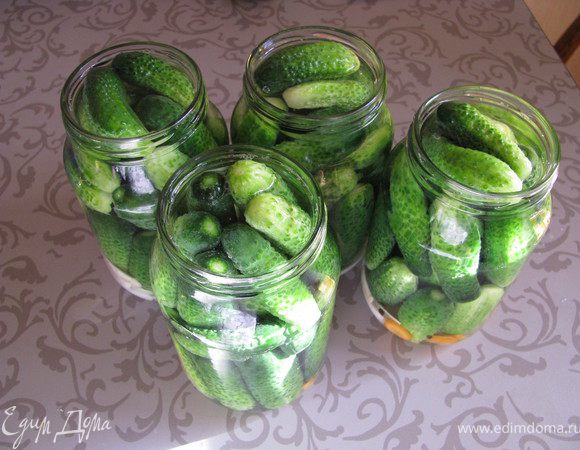 Затем залить содержимое банок холодной кипяченой водой.