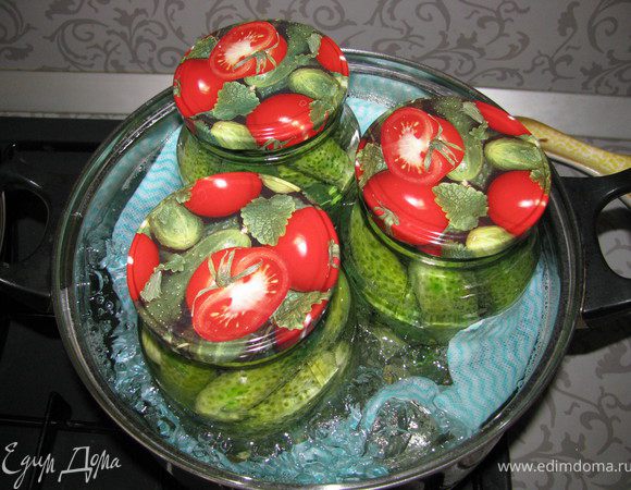 После этого поставить стерилизовать в большую кастрюлю , как вода закипит в кастрюле , еще 10 минут и вытаскиваем.
