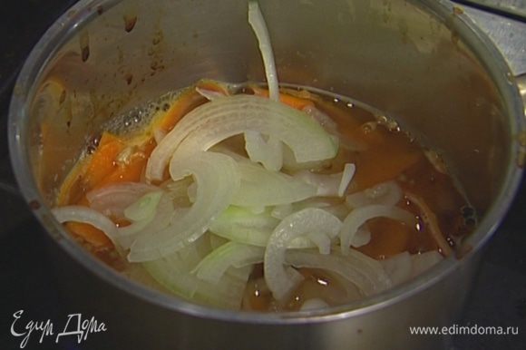 Лук и морковь почистить, лук нарезать тонкими полукольцами, морковь — длинными тонкими полосками и добавить в кипящий соус.