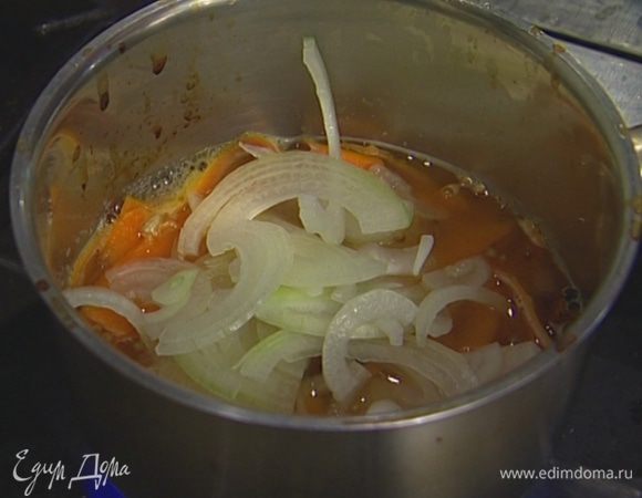 Лук и морковь почистить, лук нарезать тонкими полукольцами, морковь — длинными тонкими полосками и добавить в кипящий соус. 