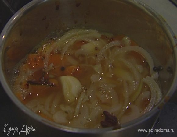 Чеснок почистить, раздавить плоской стороной ножа и тоже отправить в соус. Варить 5–10 минут, затем добавить 2 ст. ложки оливкового масла. 