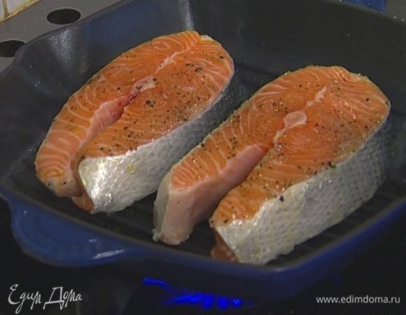 Смазать получившейся смесью стейки семги и обжарить на сковороде-гриль. 