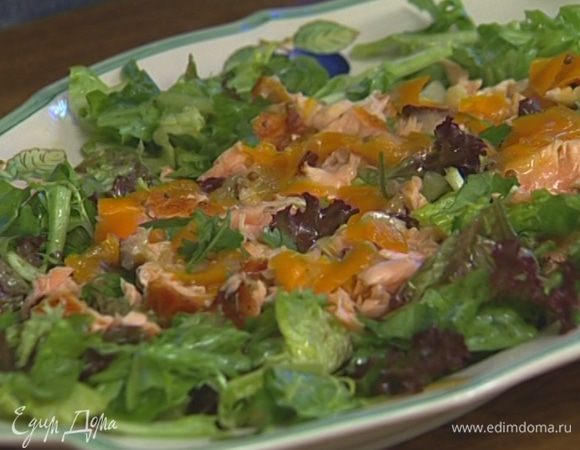 Листья салата выложить на большое блюдо, сверху разложить семгу и полить соусом.